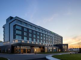 Holiday Inn Express Montreal Airport - St-Laurent by IHG，位于蒙特利尔的酒店