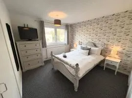 Large 2-br City Home Free Parking Sleeps 6