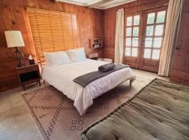 Room 1 - Downtown Joshua Tree Motel - Pet Friendly - Walk to Shops & Visitor Center, Minutes to Park Entrance