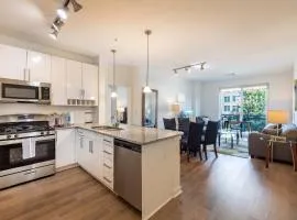 Modern Apt Downtown with Pool