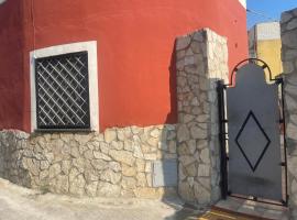 Red House- Accogliente appartamento vicino al porto，位于奇维塔韦基亚的酒店