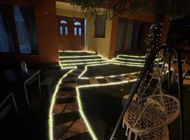 Hypnotic Boutique Pitesti，位于皮特什蒂的带泳池的酒店