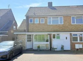 Beaconsfield House - Pleasant Area, Free Parking & Quiet Stay near LTN