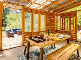 Wine Country Cottage in Historic Fiddletown!，位于Fiddletown的酒店