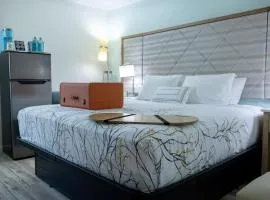 New 2025-Ocean Sands Beach Boutique Inn-Sauna and Salt-Mineral Pool -Free Beach Bikes and Famous Beach-Nightly Popcorn-Bathrobes and Sunscreen in all rooms-Ultra Sparkling Certified-Free Laundry-4 Grand Black Beds in all rooms Call and Save 252-242-SAND