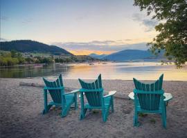 Top Floor Lakeshore Views Near Skiing，位于弗农的酒店