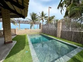 Casa pé-na-areia c/ piscina e serviço incluído em Japaratinga