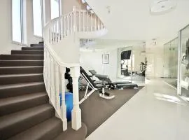 6B - Modern Executive-Style Brunswick Room