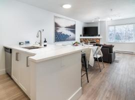 Modern Village Condo - Steps to Shops and Lifts，位于惠斯勒的酒店