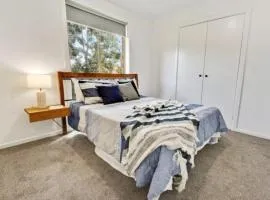 Spacious GuestSuite with Private Entry 6 minutes to Airport
