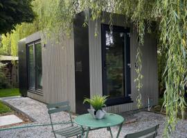 Containers am&eacute;nag&eacute; au c&oelig;ur des chants des grenouilles，位于奥通的豪华帐篷营地