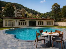 The Royal Grand Resort #Big Swimming Pool #Parking #Luxury Room #Prime Location #Best Selling Property in Mcleodganj，位于麦罗肯机的酒店