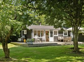 Authentic Wooden House With Wild Garden，位于Grevinge的酒店