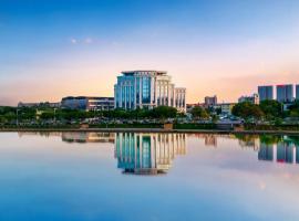 Guangzhou Elegant International Hotel Panyu Square Metro Station Branch - Free Shuttle Bus to Canton Fair Complex During Canton Fair Period & Free Deliver Service to Guangzhou Baiyun International Airport，位于广州的酒店