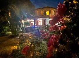 Villa boisée, jacuzzi et jardin, route des plages，位于Camp de Rémire的酒店