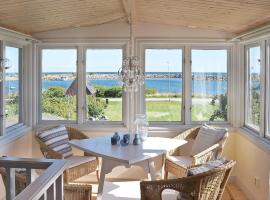 5 person holiday home in SÖLVESBORG，位于Hällevik的酒店