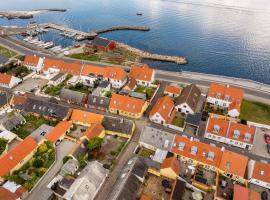 Charming Townhouse From 1877, Located In The Middle Of Løgstør Only 100 Meters From The Harbor，位于Løgstør的酒店