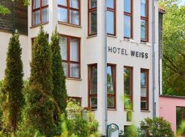 Hotel Weiss，位于安格尔明德的带停车场的酒店