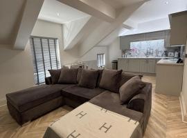 Modern Top Floor Aparment Near Beach Luxury，位于克罗斯比的酒店