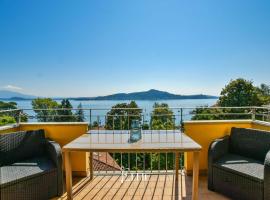 Lake Maggiore View Apt Meina，位于梅纳的酒店