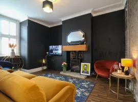 Dog Friendly Neston Home with Garden by Rework Accommodation