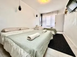 KAALA STAYS - Budget Quadruple Family room 4min walk Metro