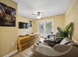 6 King Beds - Near DT & UGA - Massage Chairs - Projector