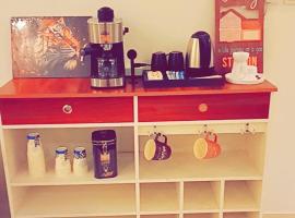 فيلا بغرفة نوم ومجلس ومسطح اخضر，位于阿可贺巴的酒店