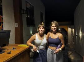 Moondance Hostel & Garden Restaurant，位于布什格尔的酒店