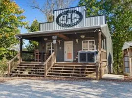 Mr Hills Mercantile Cabin with a hot tub