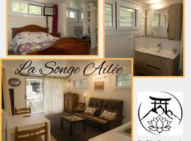 La Songe Ailée - Uriage - Grenoble - Chamrousse - T2 avec terrasse - Jusqu'à 2 personnes - Cure Thermale - Bien situé pour les déplacements professionnels，位于Saint-Martin-d'Uriage的酒店