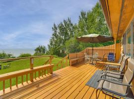 15 Mi to Duluth Lake Superior Beachfront Home!，位于Clifton的Spa酒店