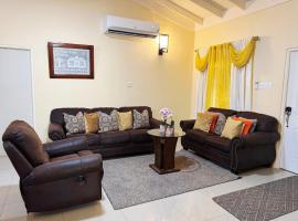 L&V Paradise Vacation Home with Pool and Gym，位于法尔茅斯的酒店