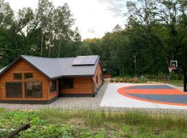 Cabin in the Woods，位于Belding的酒店