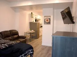 Cozy Bachelor Suite with Kitchenette - Near Downtown