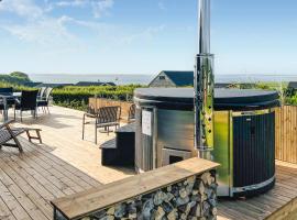 3 Bedroom Stunning Home In &Oslash;ster Assels，位于&Oslash;ster Assels的带热水浴缸的酒店