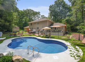 Heated Private Pool Hot Tub Game Room Sauna，位于斯特劳兹堡的酒店