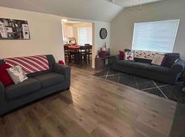 Authentic Remodeled Taber Street Railroad House，位于威廉姆斯的酒店