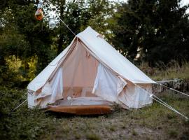 Voodoo Glamping，位于Únětice的酒店