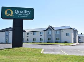 Quality Inn & Suites Watertown Fort Drum，位于Calcium的酒店