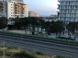 One Bed Condo With Free Street Parking，位于都拉斯的酒店