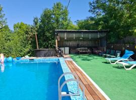 Casa de vacanta Isabelle，位于科马尔尼克的酒店