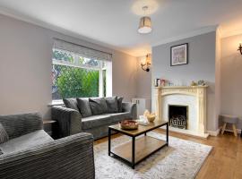 Spacious Heald Green Home with Free Parking - Pass the Keys，位于汉德福斯的酒店