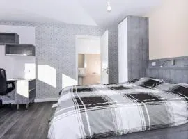 Egham Exquisite Spacious Three Bedroom Apartment