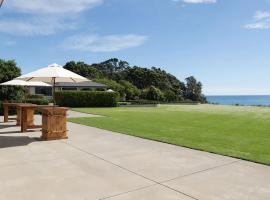 Bungalow Coastal Retreat - large luxury homestead，位于Tataraimaka的酒店