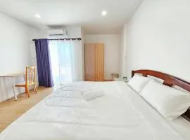 BAAN AVA, a townhouse for a family of 5