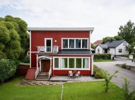 Guestly Homes - Charming 4BR Villa in central Piteå