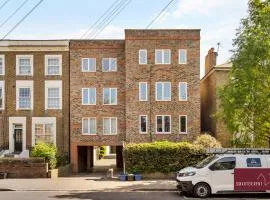 Twickenham - One Bedroom Flat - With Parking