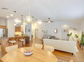 3 Mi to Escambia Bay Home with Deck and Private Yard!，位于米尔顿的酒店