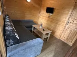 Domek nad jeziorem Wilczyńskim dla czterech osób, sypialnia z łożem małżeńskim oraz salon z rozkładanym narożnikiem